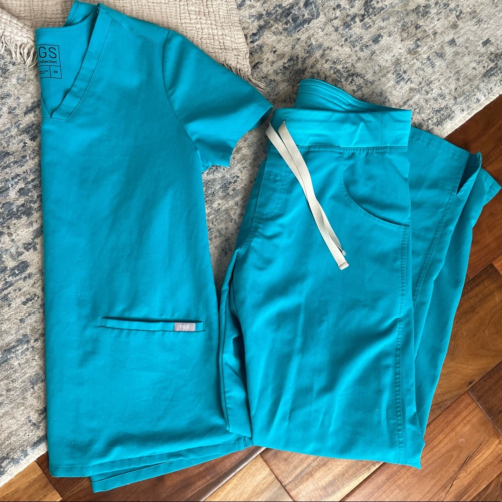 FIGS turquoise scrub set